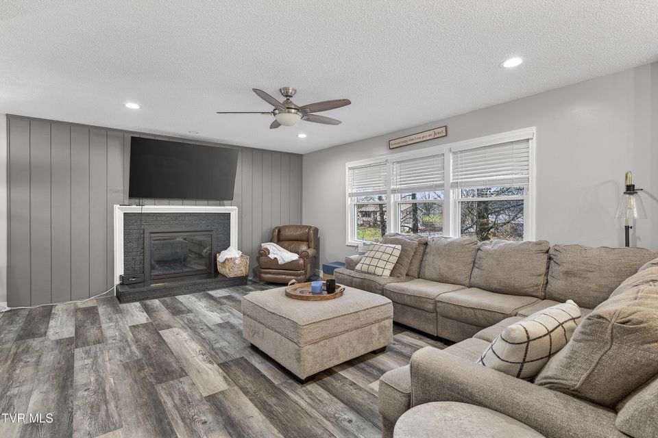 Photo #10: 195 Woodstock Lane 