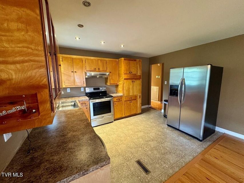 Photo #5: 817 Midnight Drive