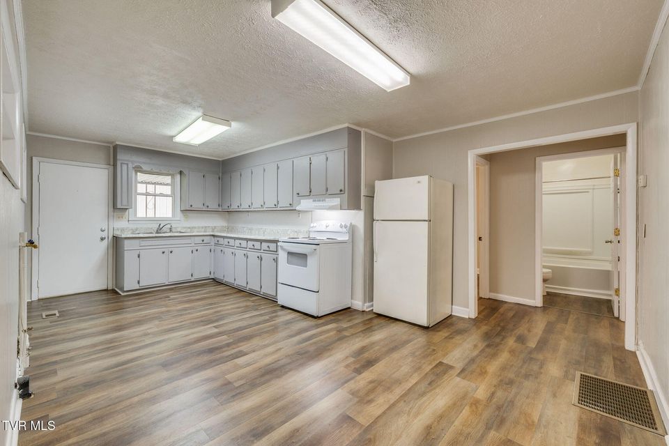 Photo #13: 976 & 984 Lynn Garden Drive