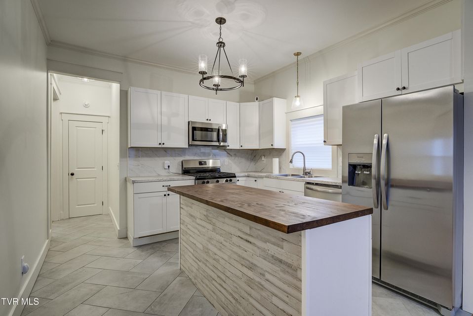 Photo #10: 710 Carson Street