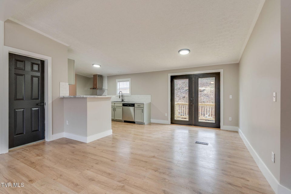 Photo #7: 931 Riverside Avenue