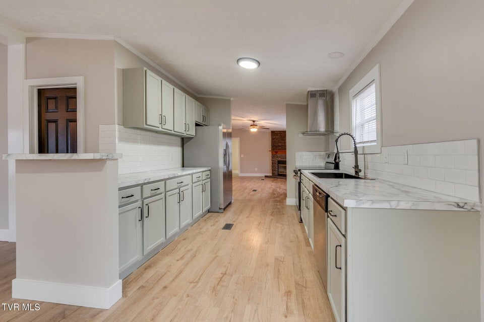 Photo #8: 931 Riverside Avenue