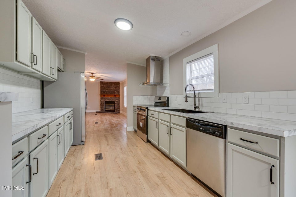 Photo #9: 931 Riverside Avenue