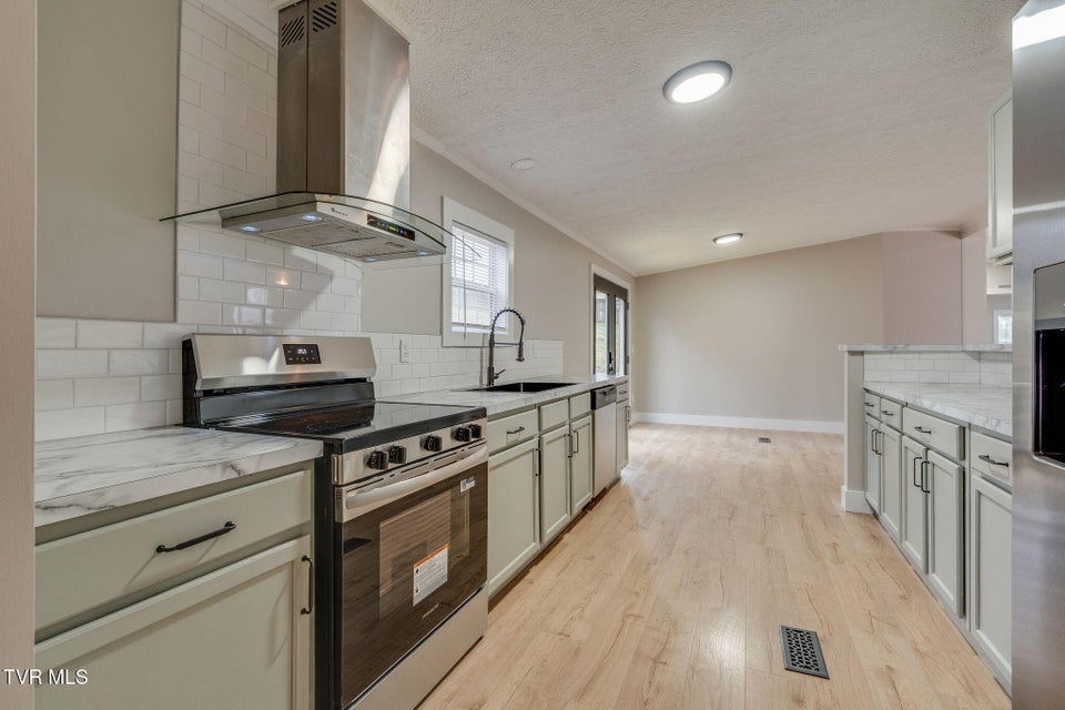 Photo #10: 931 Riverside Avenue