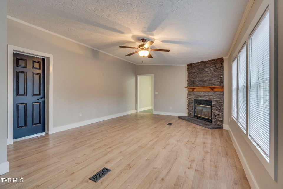 Photo #12: 931 Riverside Avenue