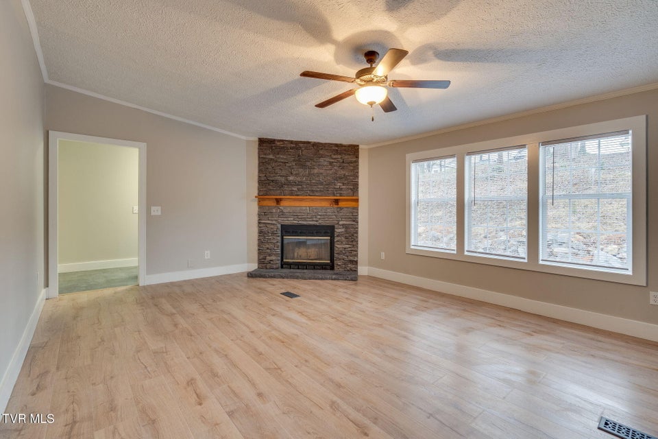 Photo #13: 931 Riverside Avenue