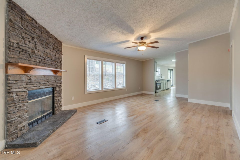 Photo #14: 931 Riverside Avenue