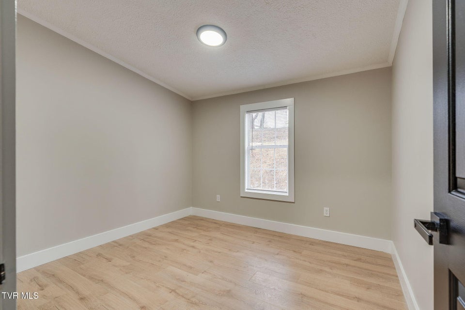 Photo #28: 931 Riverside Avenue