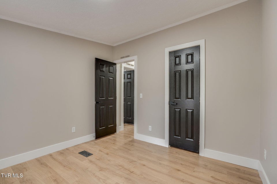 Photo #29: 931 Riverside Avenue