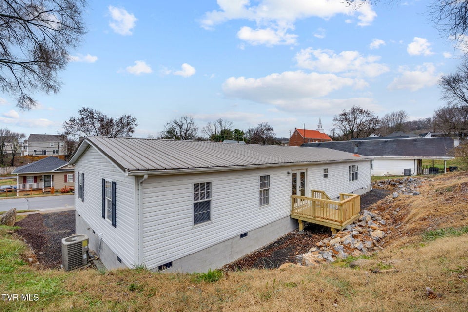 Photo #35: 931 Riverside Avenue