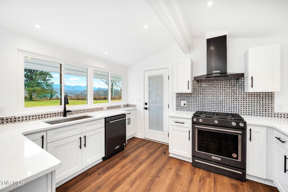 Photo #10: 2911 Walnut Street