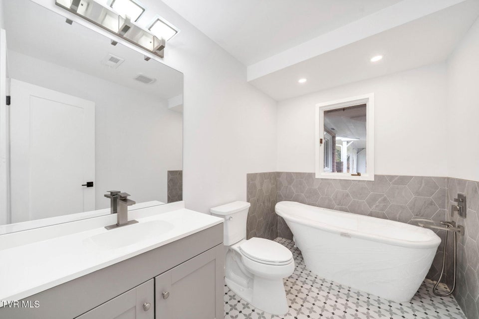 Photo #19: 2911 Walnut Street