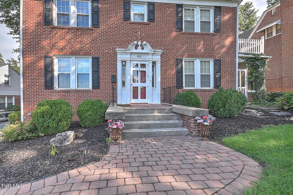 Photo #4: 611 Lawrence Avenue