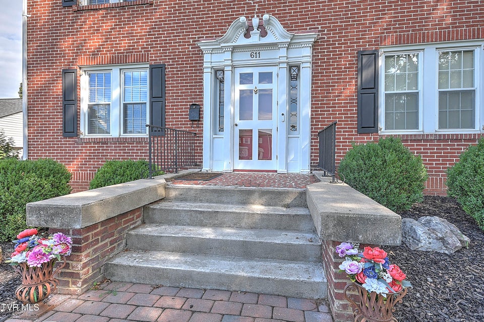 Photo #5: 611 Lawrence Avenue