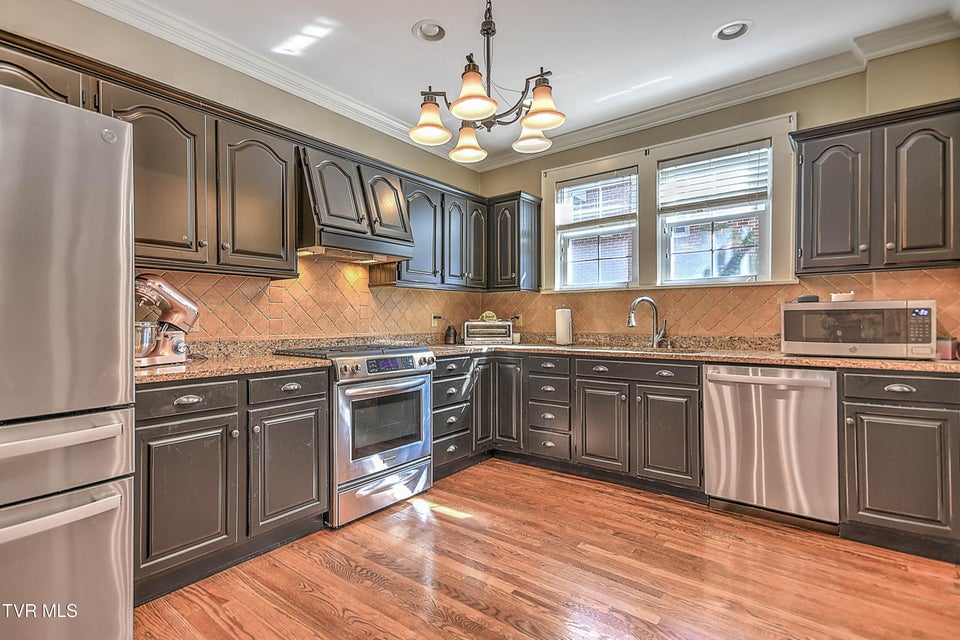 Photo #27: 611 Lawrence Avenue