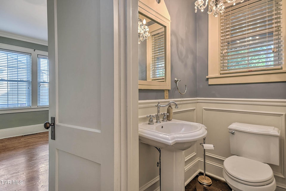 Photo #28: 611 Lawrence Avenue