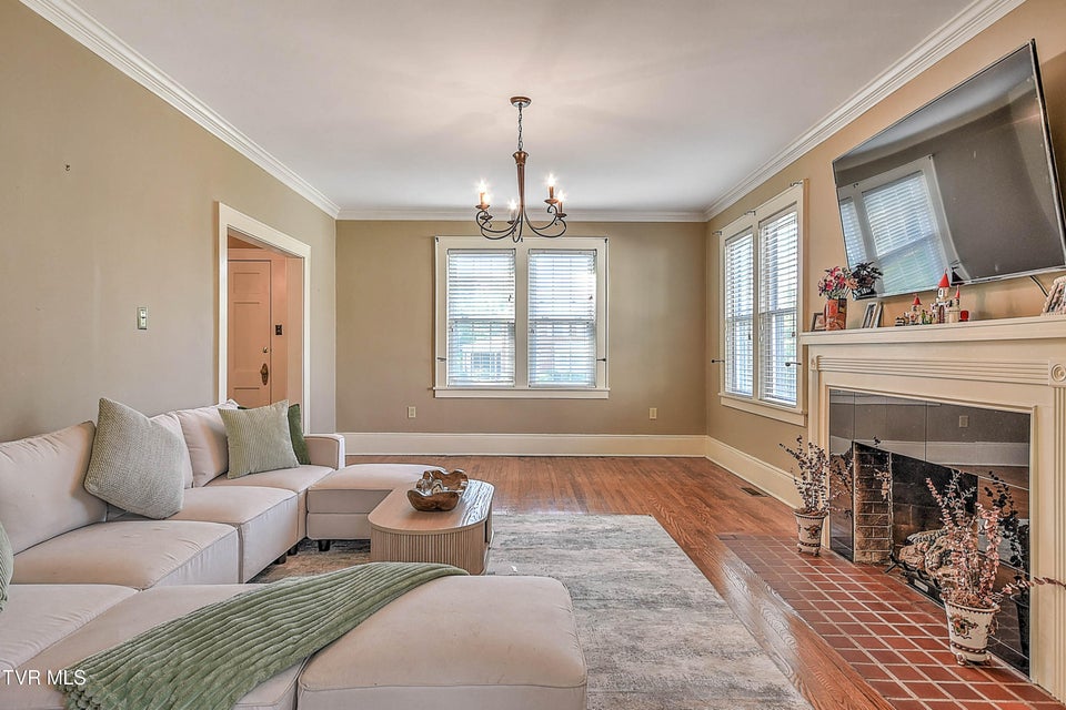 Photo #31: 611 Lawrence Avenue