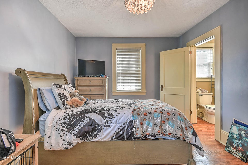 Photo #37: 611 Lawrence Avenue