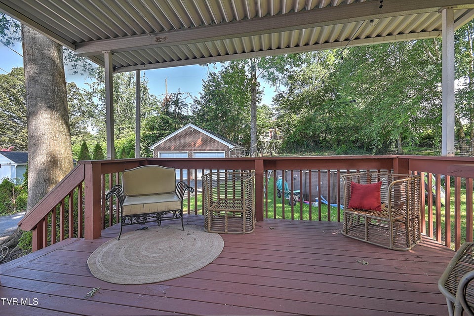 Photo #7: 611 Lawrence Avenue