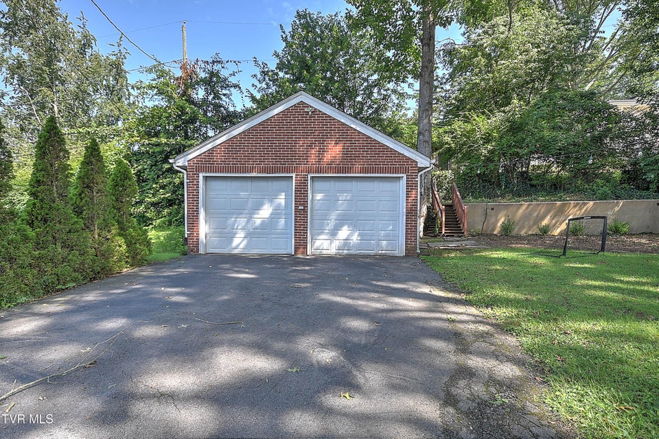 Photo #17: 611 Lawrence Avenue