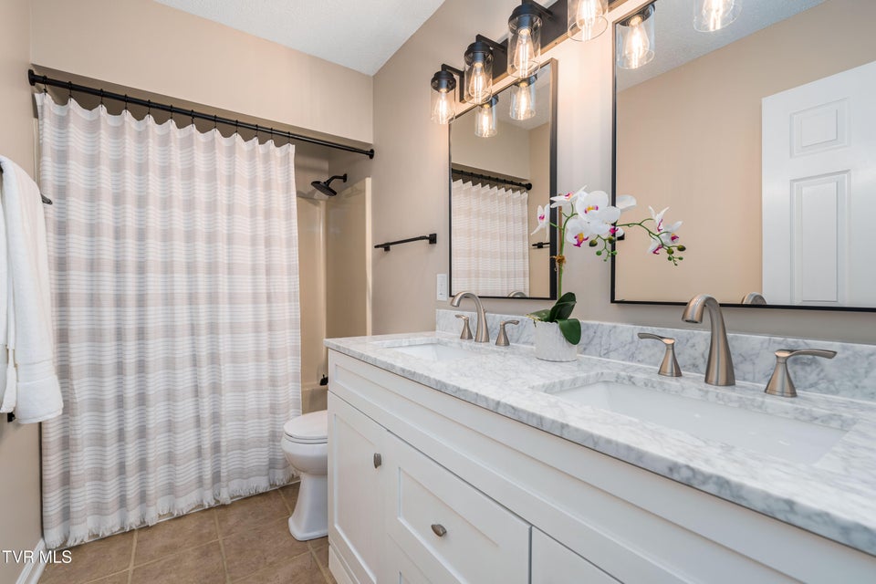 Photo #18: 400 Sunset Drive