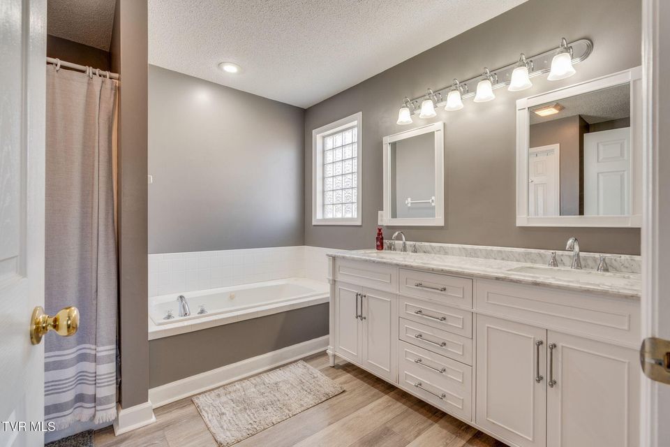 Photo #20: 102 Wyntuck Lane