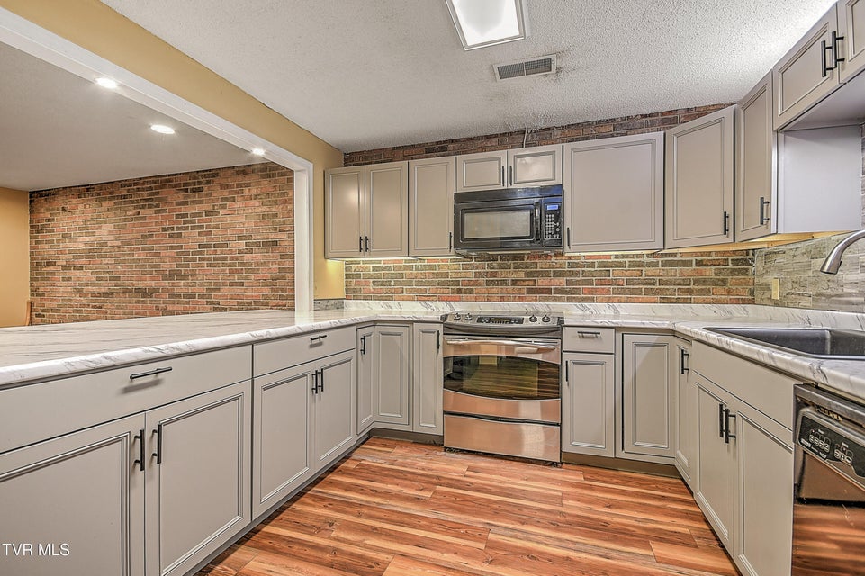 Photo #17: 500 Fleetwood Drive