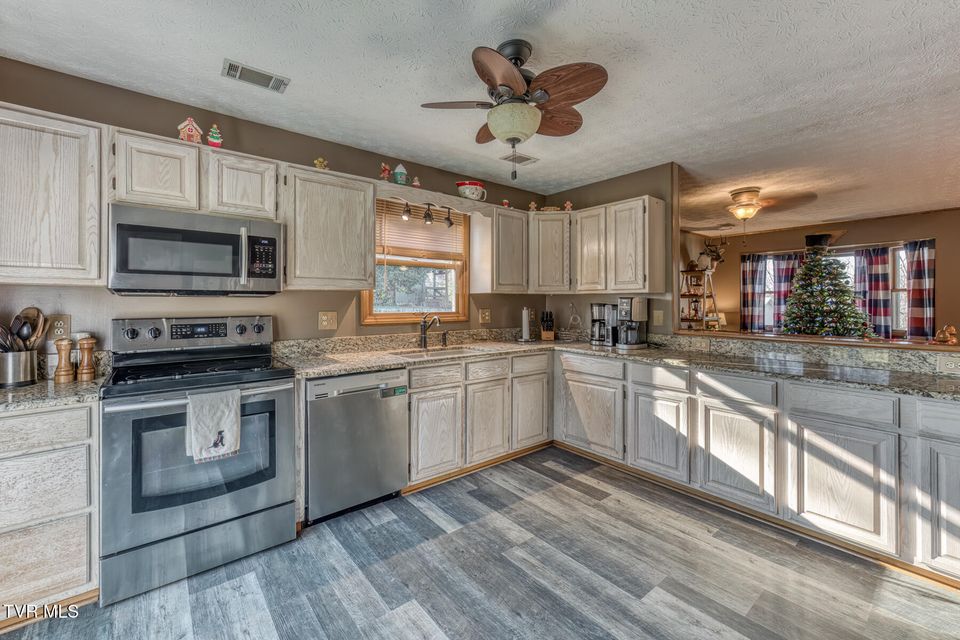 Photo #17: 155 Horseshoe Drive