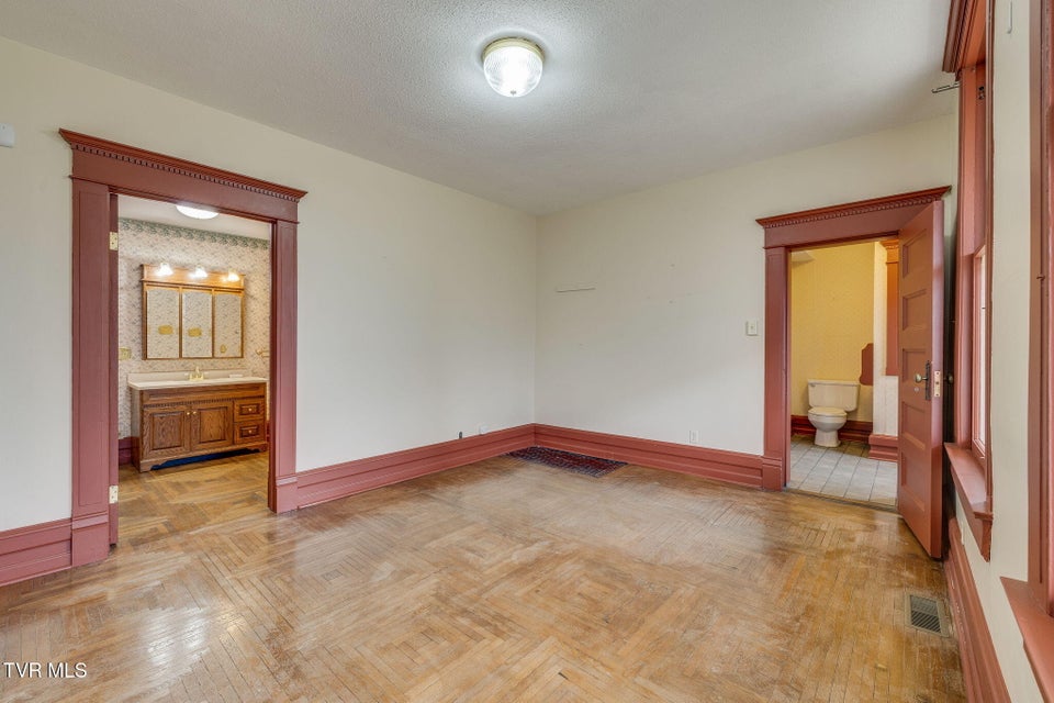 Photo #31: 322 Spruce Street