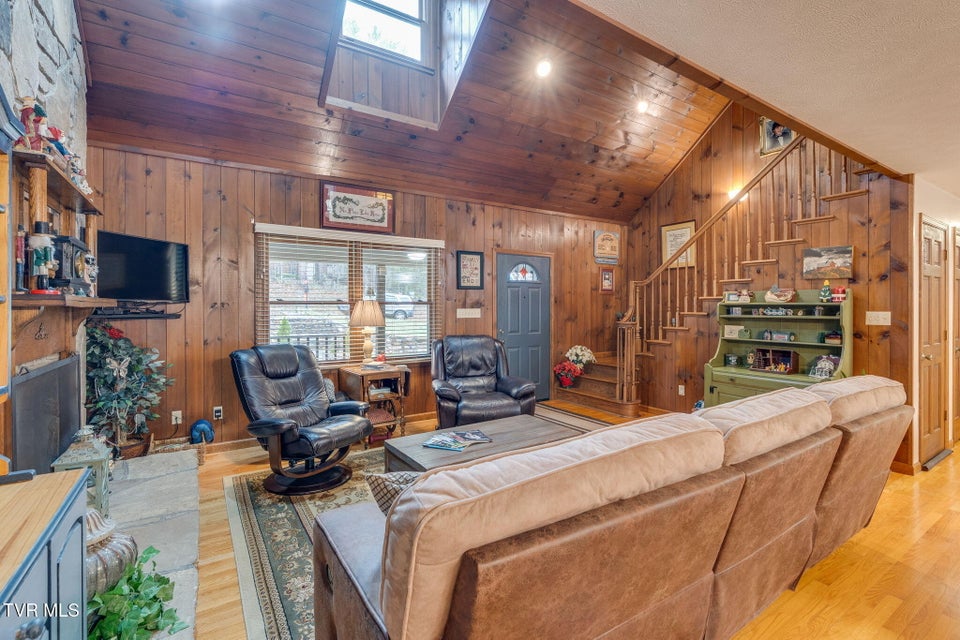 Photo #9: 1934 Old Walnut Lane