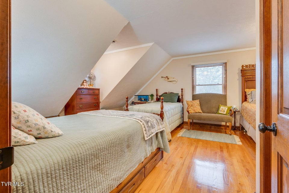 Photo #27: 1934 Old Walnut Lane