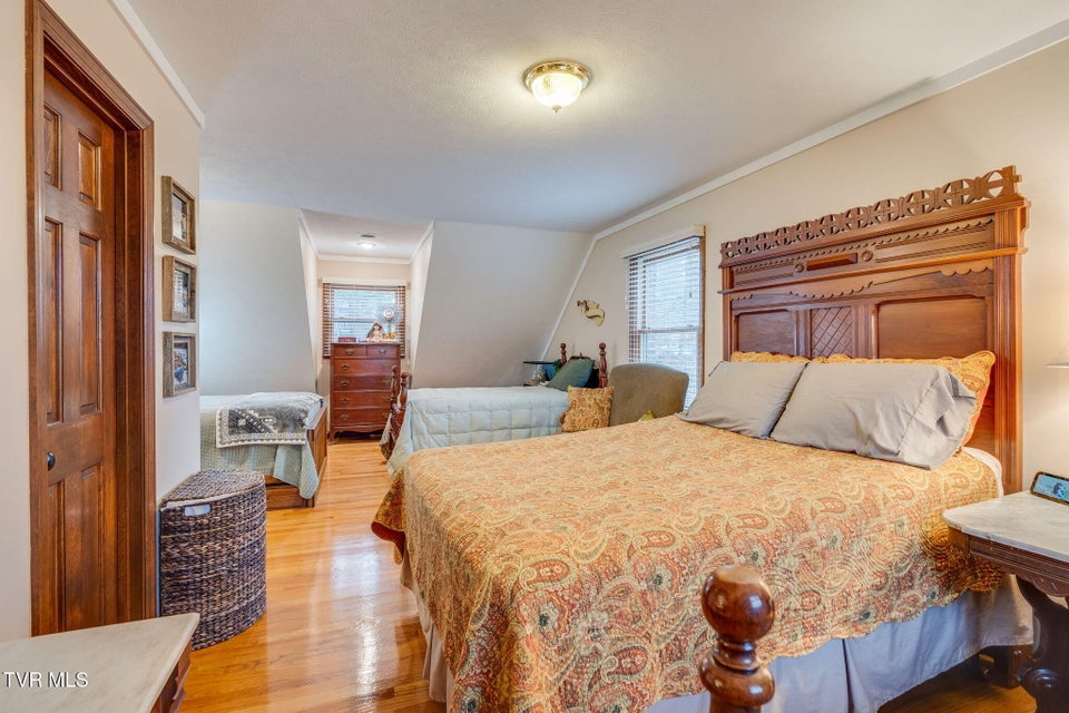 Photo #29: 1934 Old Walnut Lane