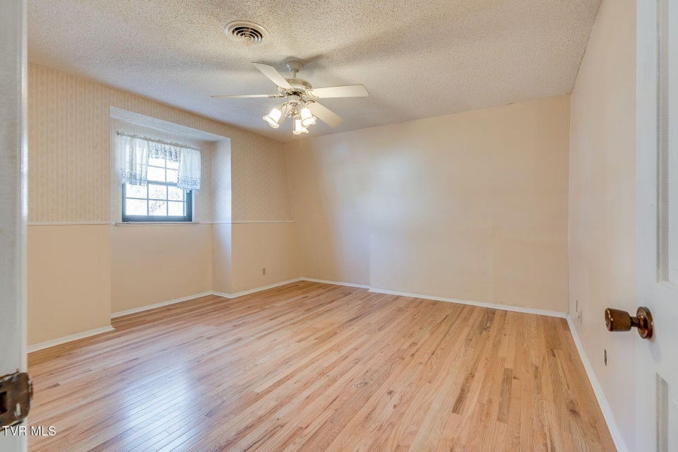 Photo #28: 557 Valley Avenue