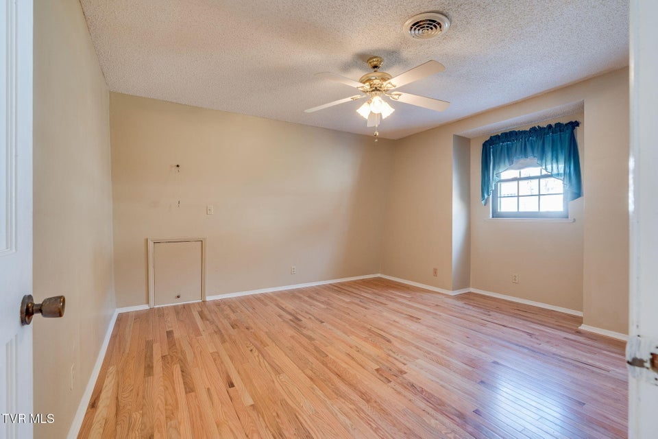 Photo #31: 557 Valley Avenue