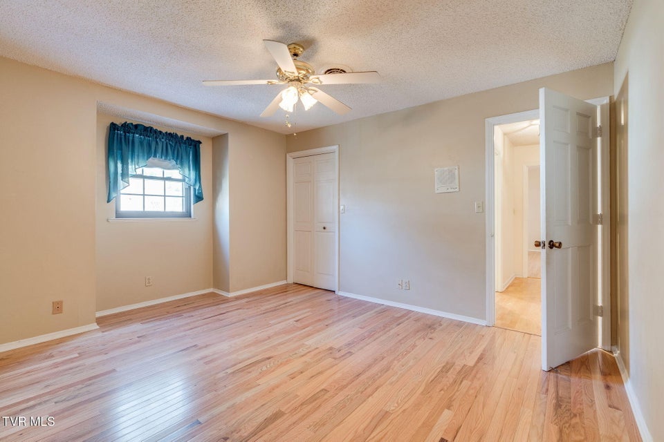 Photo #32: 557 Valley Avenue