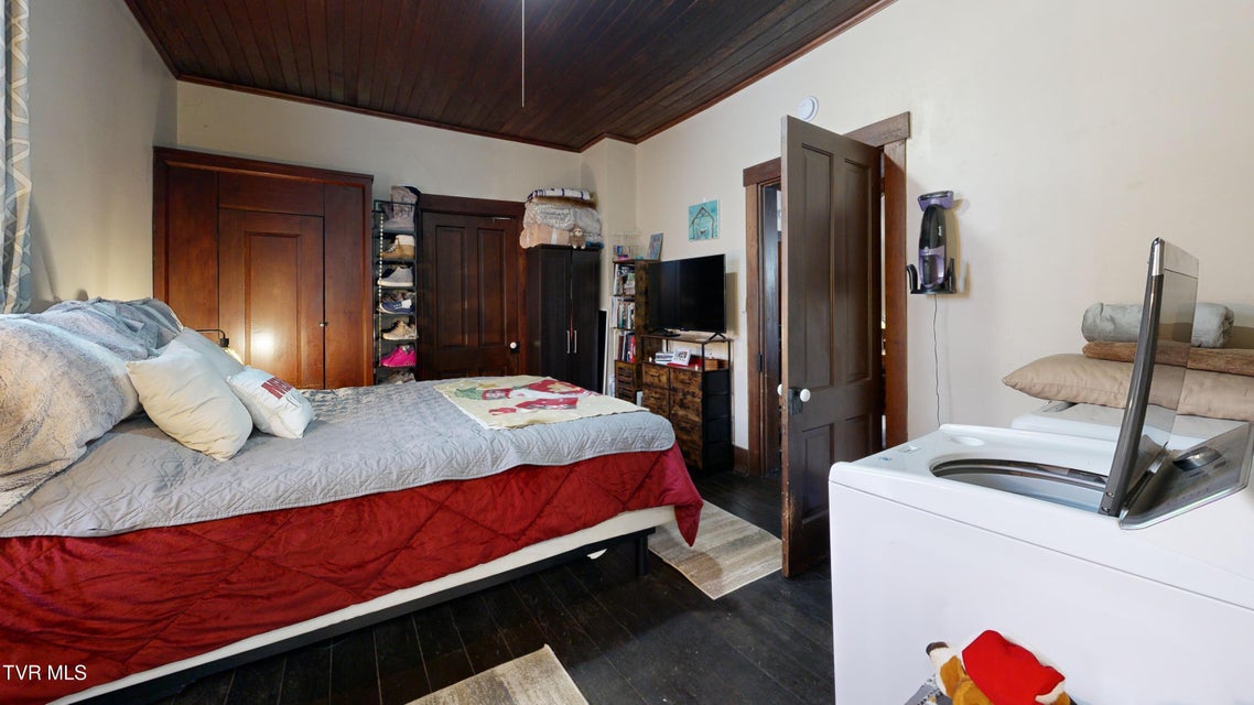 Photo #17: 212 Main Street