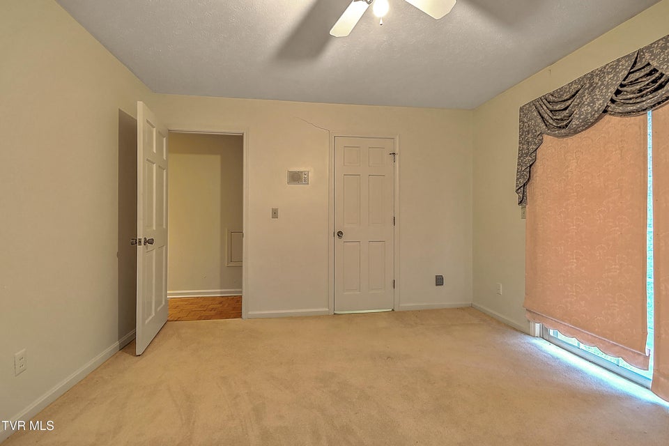 Photo #37: 1237 Radcliffe Avenue