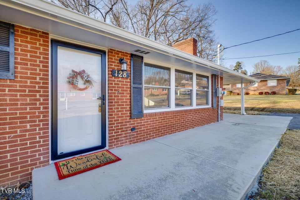 Photo #4: 128 Thompson Street