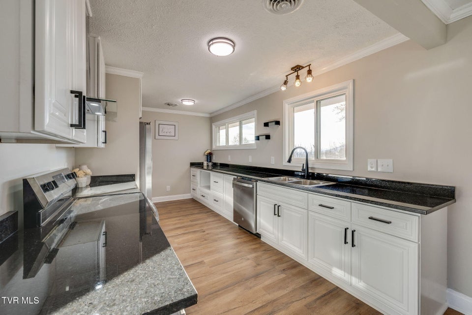 Photo #11: 128 Thompson Street