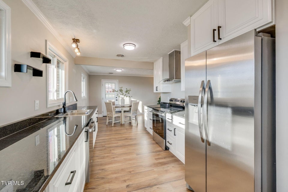 Photo #13: 128 Thompson Street