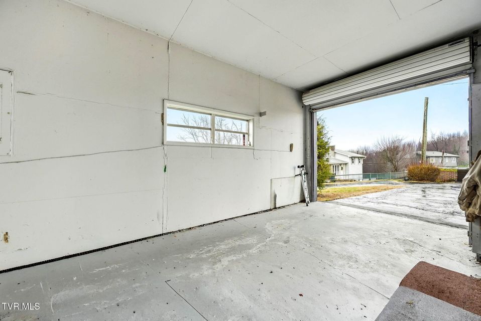 Photo #33: 748 Navaho Trail