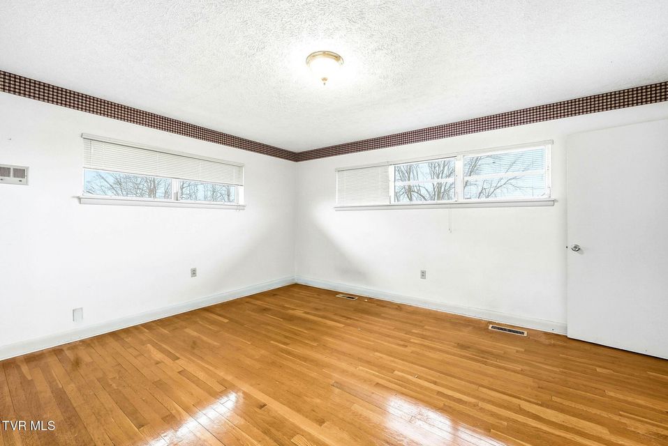 Photo #17: 748 Navaho Trail