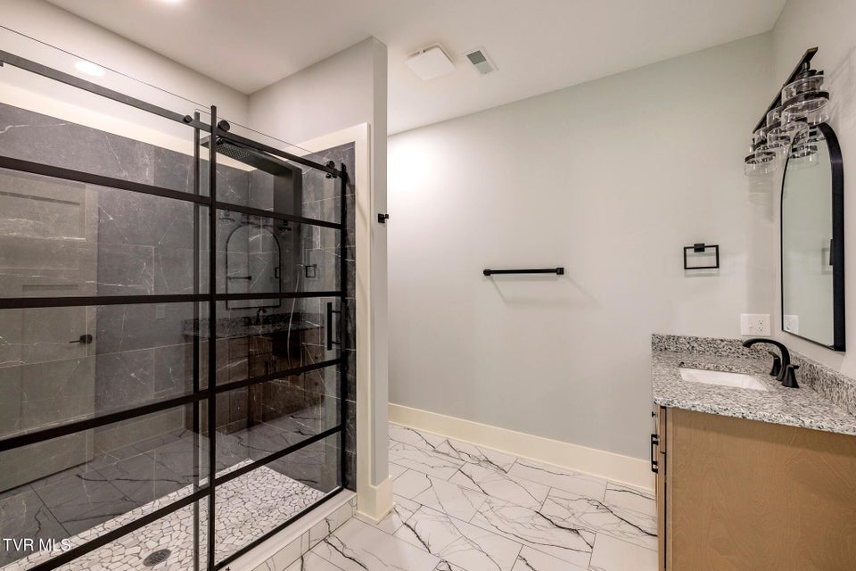 Photo #27: 1036 Cummings St 