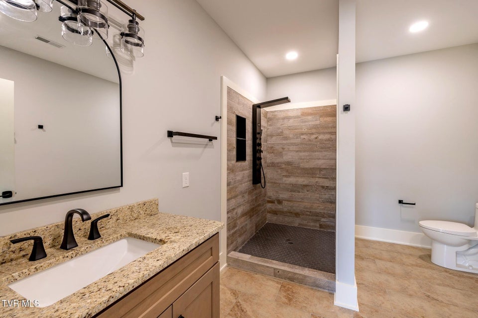 Photo #34: 1036 Cummings St 