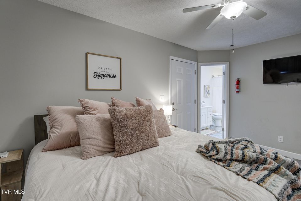 Photo #27: 700a Johnson Avenue