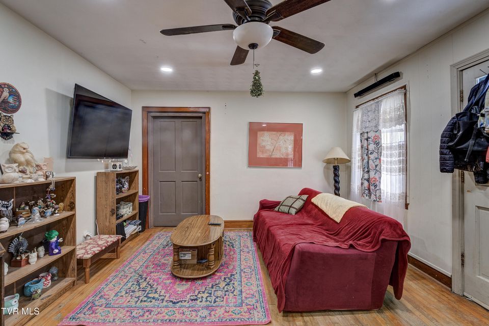 Photo #6: 435 Roan Street