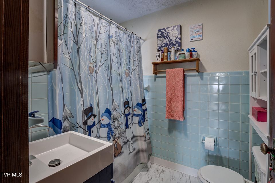 Photo #11: 435 Roan Street