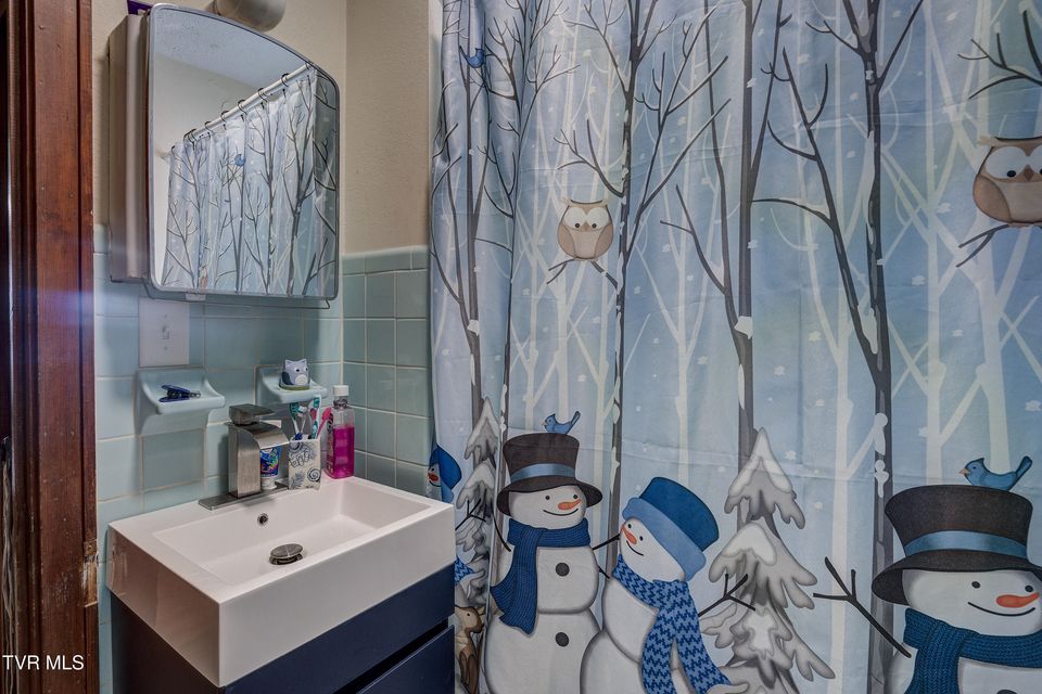 Photo #12: 435 Roan Street