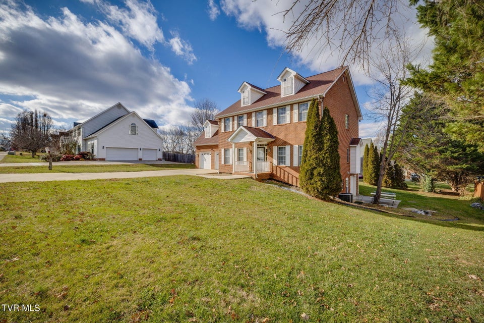 Photo #3: 1402 Lake Ridge Square