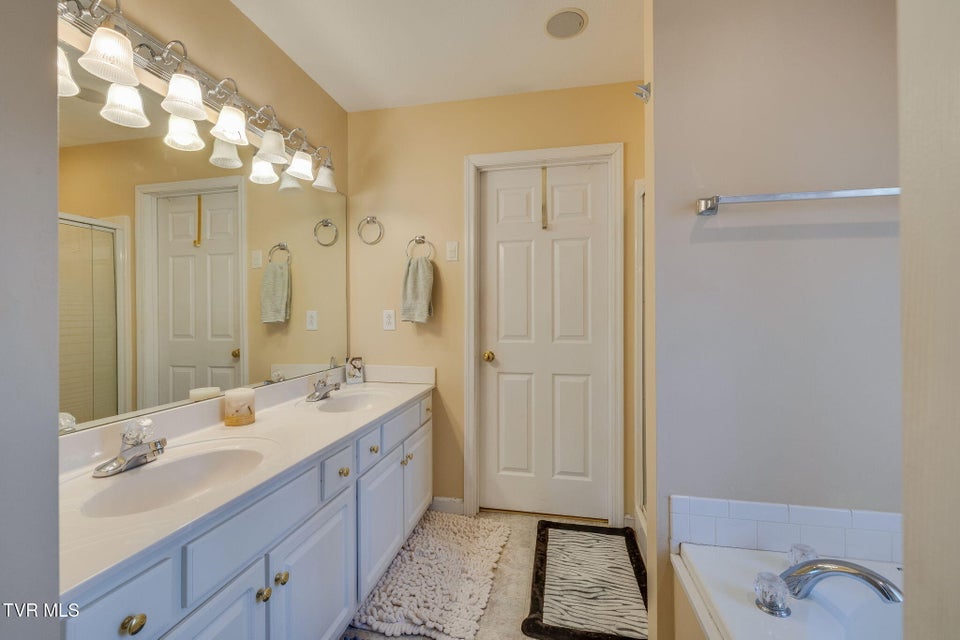 Photo #23: 1402 Lake Ridge Square